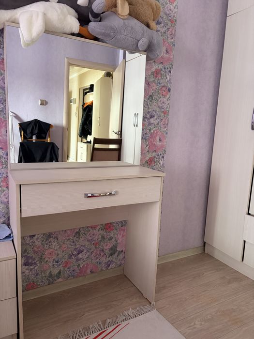 Стол с зеркалом Туалетный стол