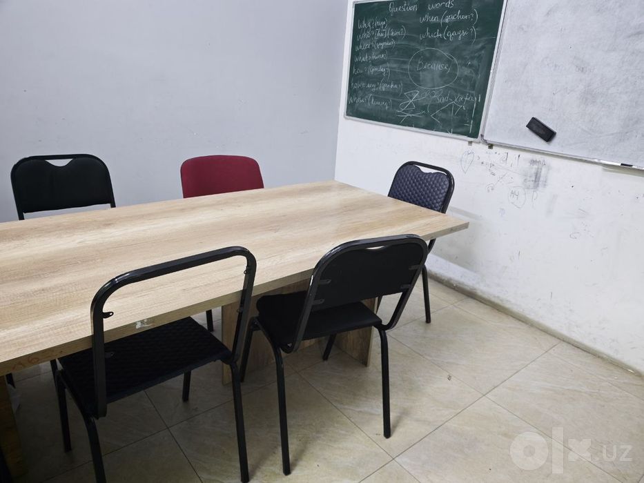 O'quv markazi uchun doska stol stullar