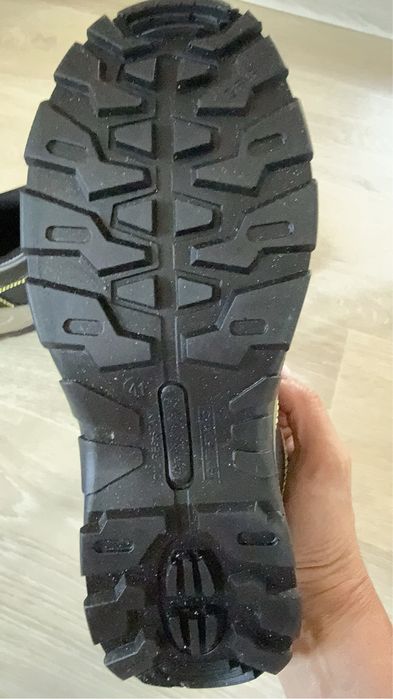 Продам новые ботинки