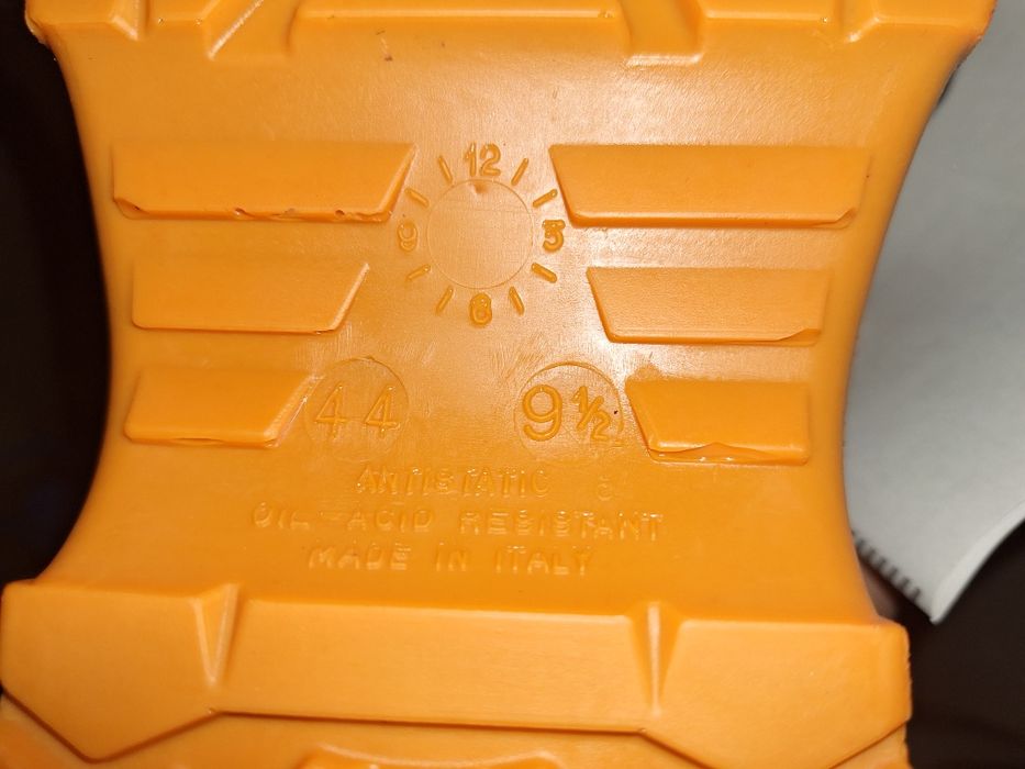 Продавам обувки обезопасени