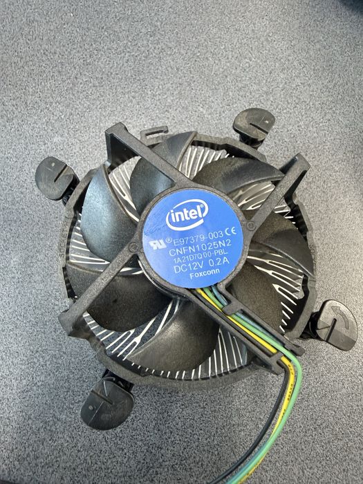 Vând placa de baza gigabyt Z390D.