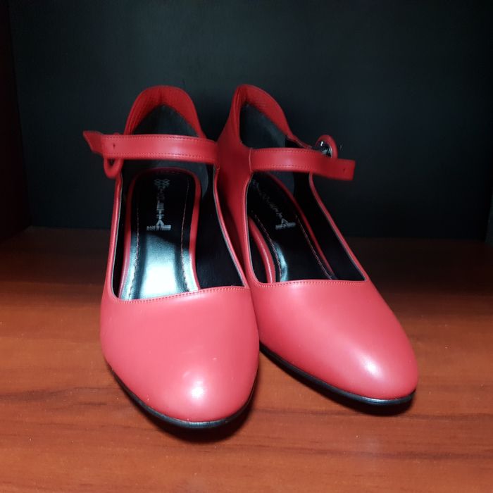 Pantofi cu bareta si toc rosii