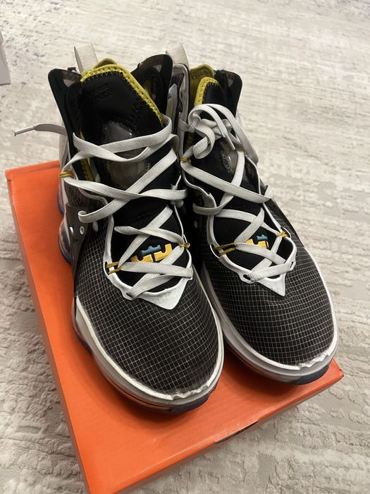 Баскедбольные кросовки nike lebron 19