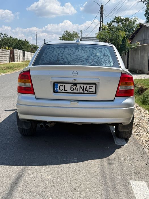Mașină Opel Astra