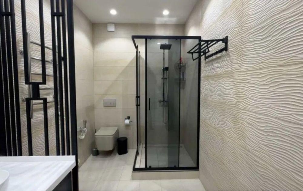 СДАЕТСЯ НОВАЯ 2-ком кв / Евро Люкс в центре