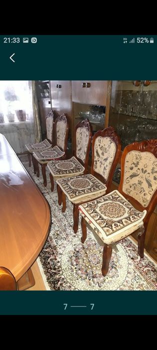 Стол со стульями.внизу шкафы