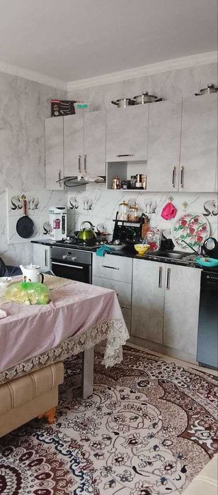 Yangibozor oldida xovlili uy sotiladi