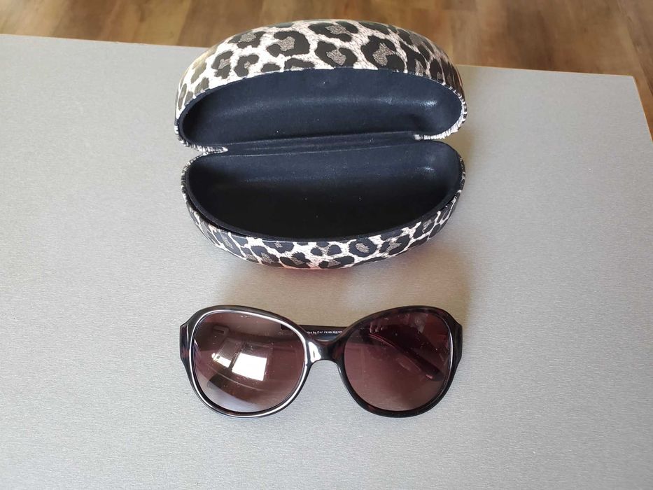 Продавам стилен калъф за слънчеви очила