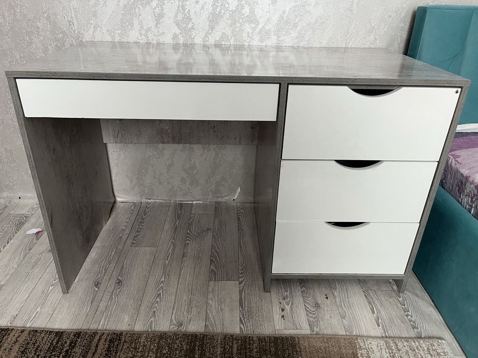 Продам      стол      для         ученика