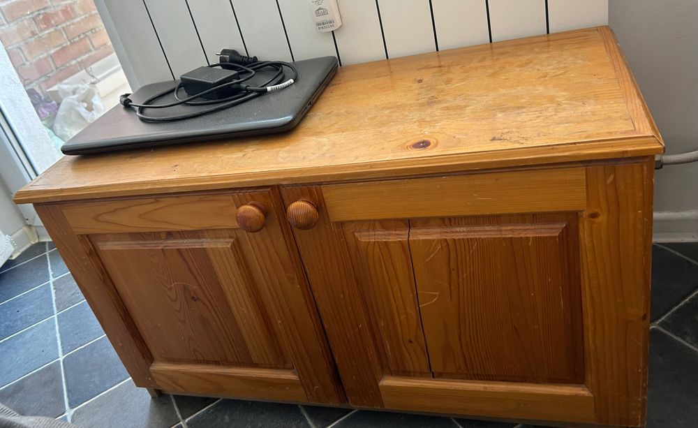 Дървени мебели, пералня, легла с матраци, използвани