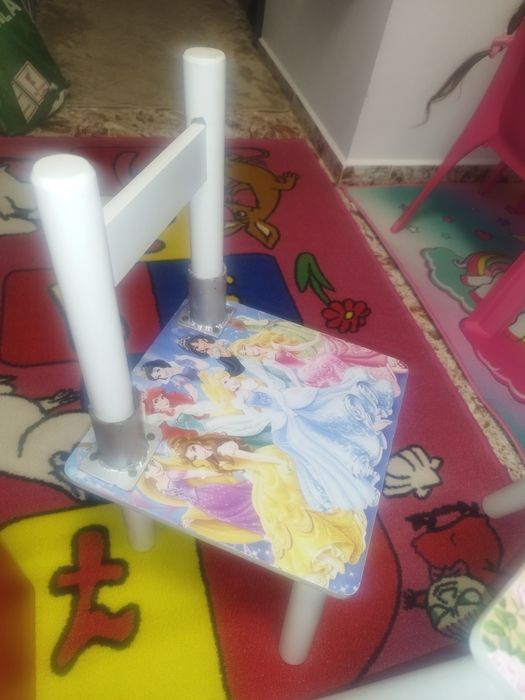 Vând măsuță cu 2 scaune pentru copii 1-5 ani