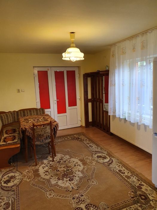 Închiriez apartament la casa