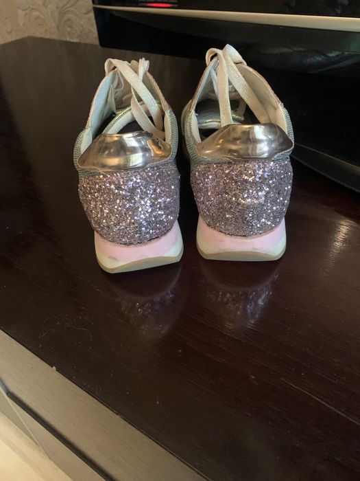 Кроссовки женские