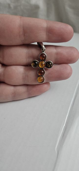 Vand pandativ sub forma de cruce din chihlimbar