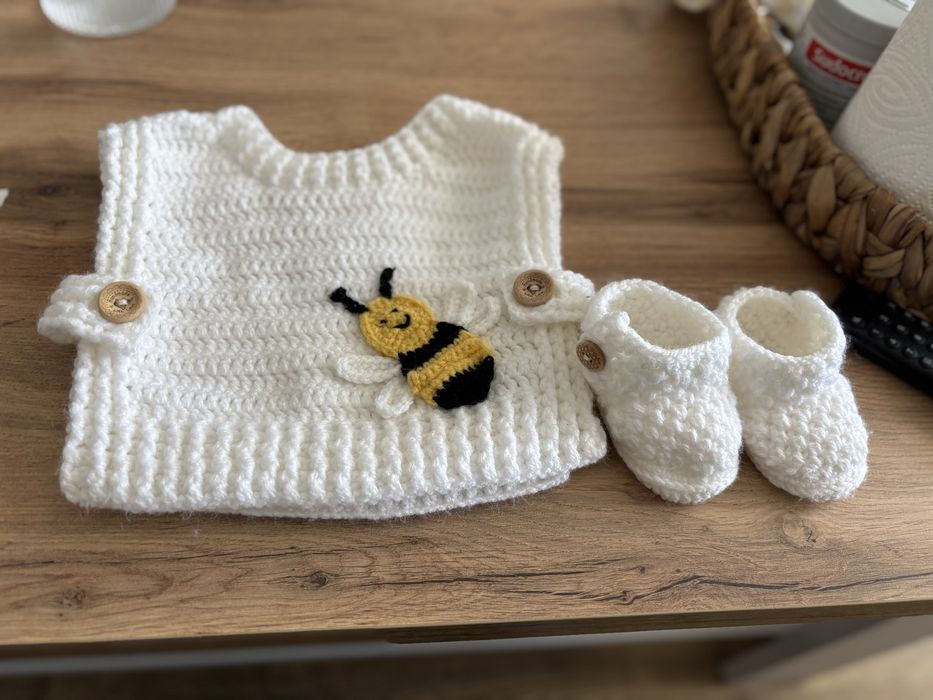 Плетени бебешки дрехи
