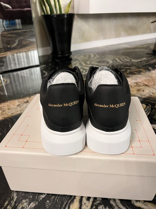 Mcqueen negri  talpa alba