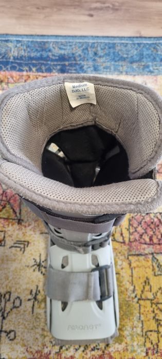 Gheată ortopedica Aircast Elite .ESTE FOARTE PUTIN FOLOSITĂ.