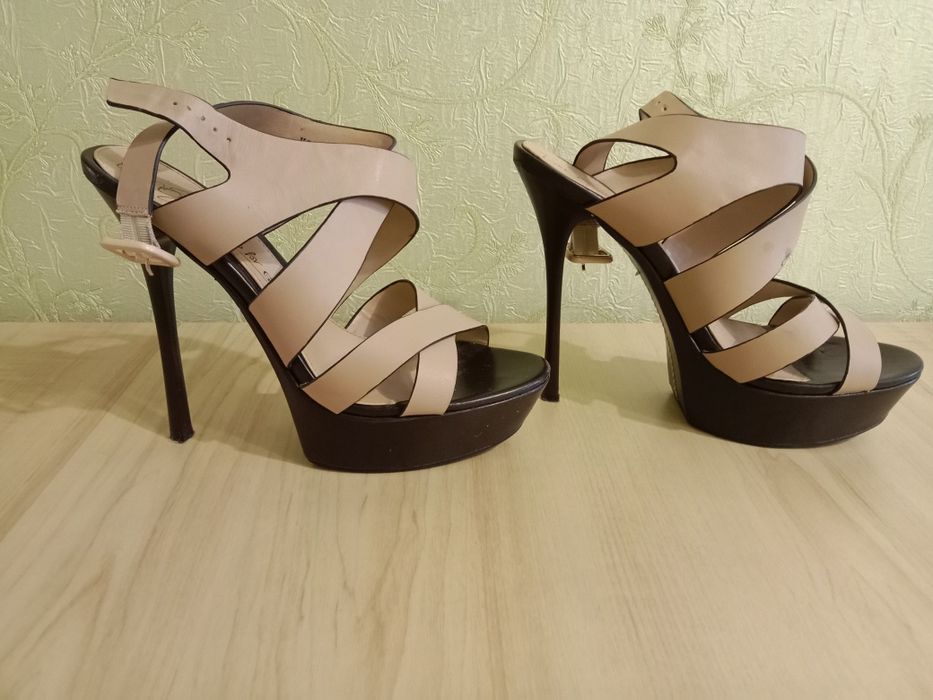 Босоножки кожаные