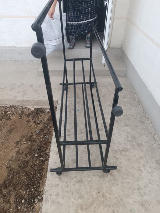 Продается стеллаж для одежды