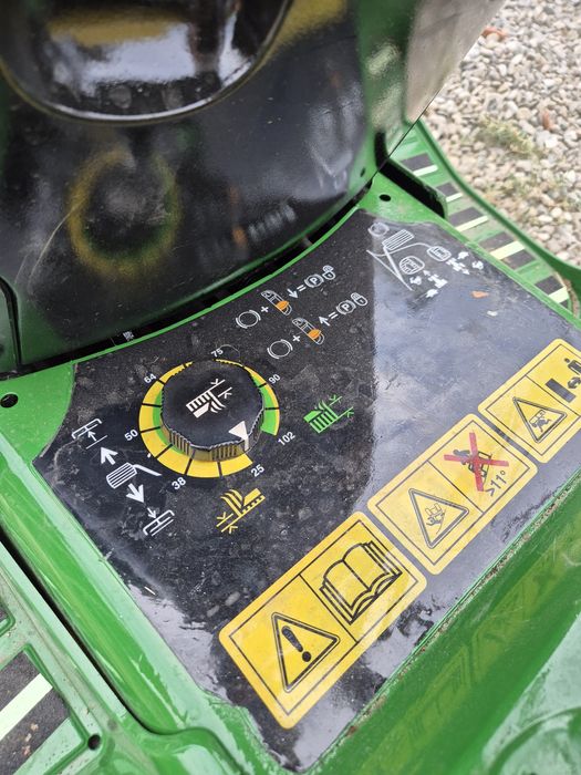 Tractoras de gazon John Deere in 2 pistoane 16cp