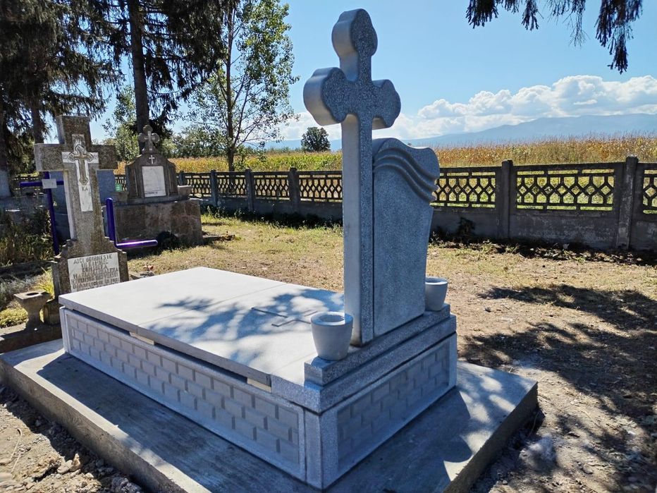 Monumente funerare