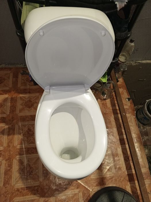 Продам унитаз в комплекте
