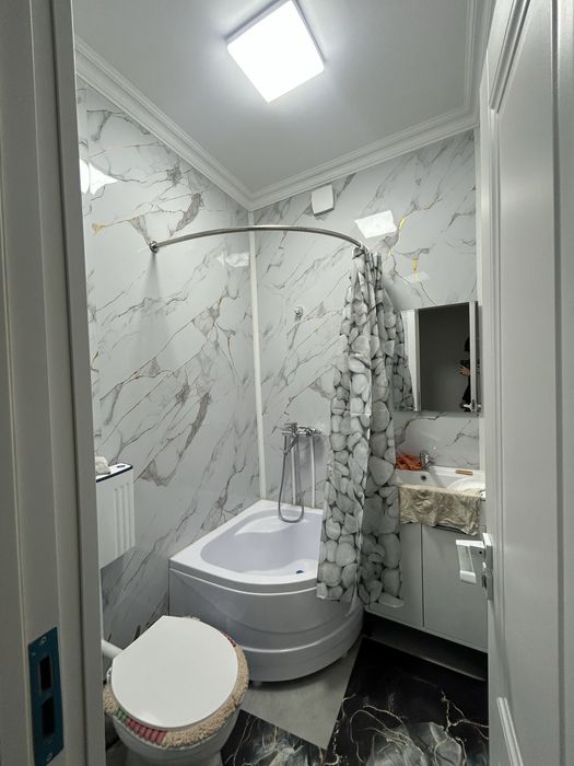 Продаётся 1+ плюс комнатная квартира 1-ый этаж с двориком 6-микр