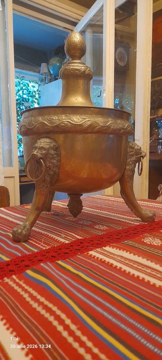 Vas ornamental neoclasic din alama și bronz
