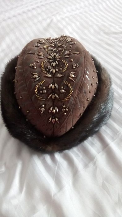 Шапка жаңа, бөрік киілген