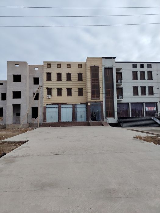 Расентир кийм бозор йонида 3-этажли бино ижарага берилади