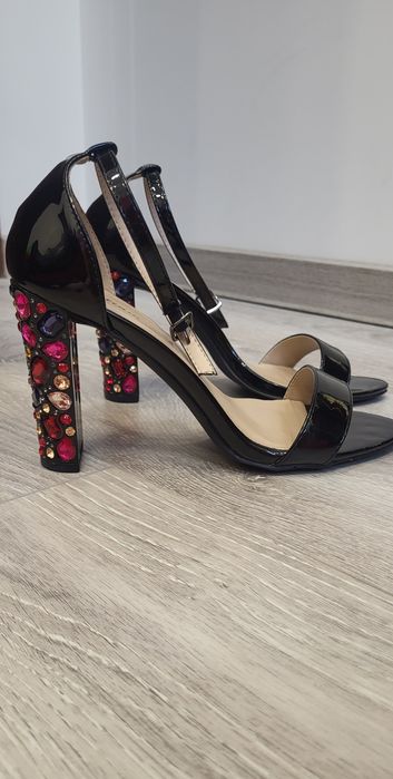 Дамски елегантни сандали на ток с камъни