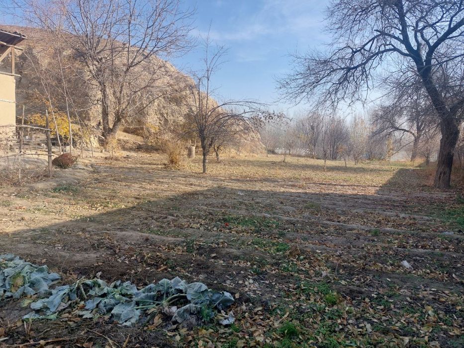 15+ сотих ховли участка сотилади. Махаллани юрагида жойлашган.