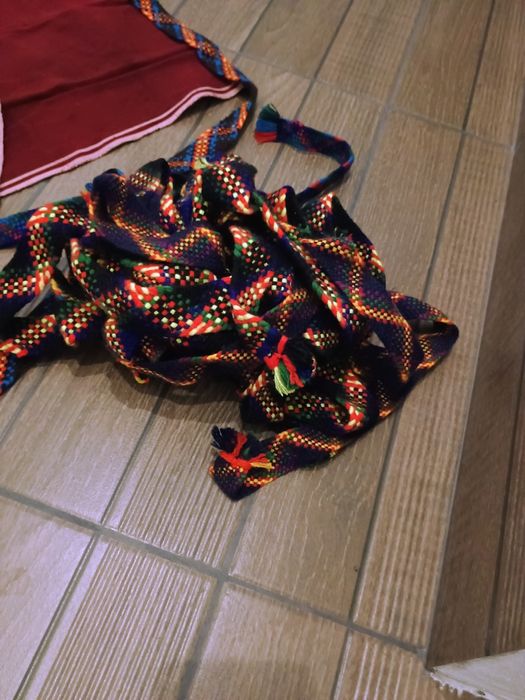 Ръчно тъкани месали,  килимче и плат, престилки