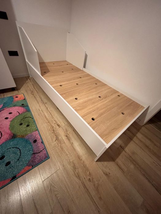 Vând pat single 90×200 cm, PAL alb + saltea inclusă