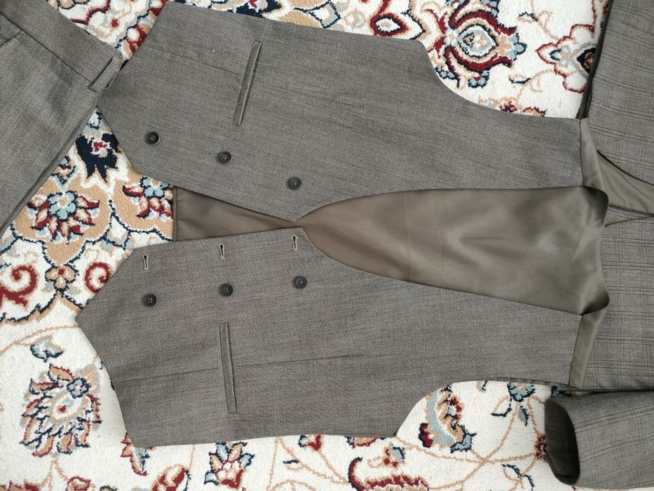 Продам костюм тройка