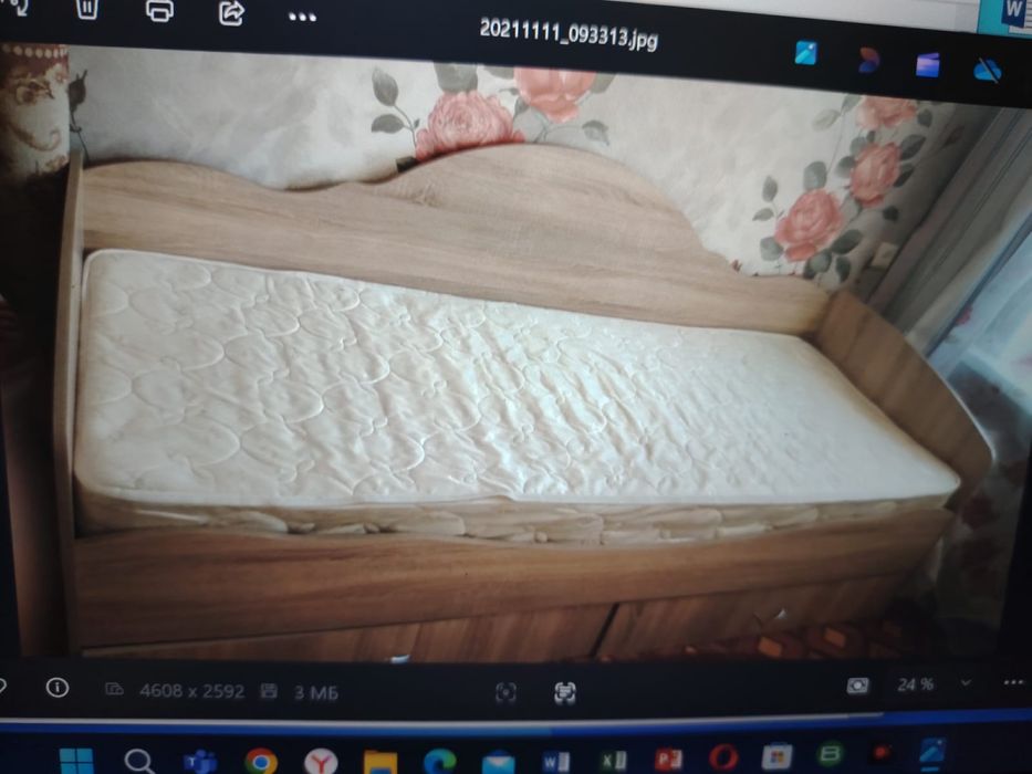 Продам раскладной диван с 2 креслами и кровать с выдвижной полкой.