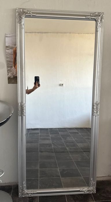 Декоративно огледало със сребриста рамка