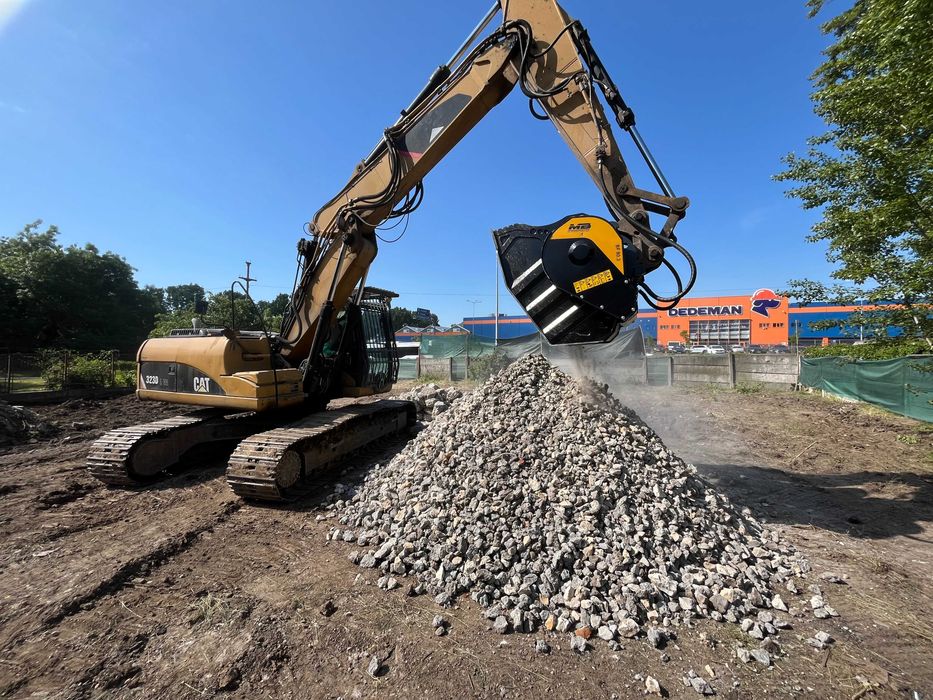 Închiriere utilaje construcții cu operator | Excavator, buldozer, demolări