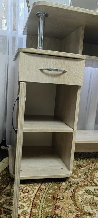 Столик дамский,с зеркалом.