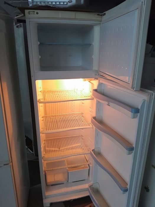 Vând frigider mare Indesit