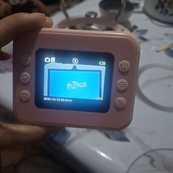 Фотоаппарат  өзі шығарады