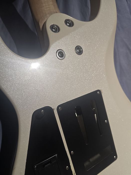 Продам белую электрогитару Aria pro II mac std