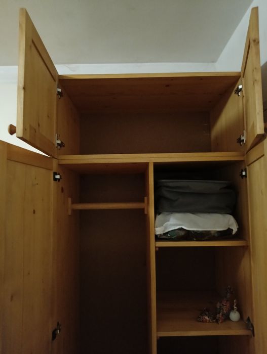 Легла и секция от масивно дърво. Продават се и на отделни модули.