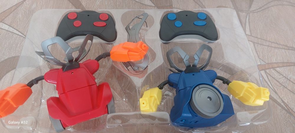 Продам игрушку- робота на пульте