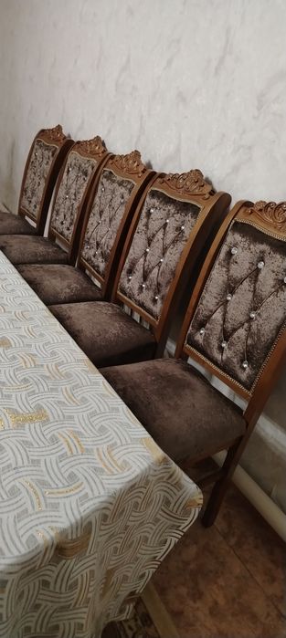 Продается большой стол и стулья