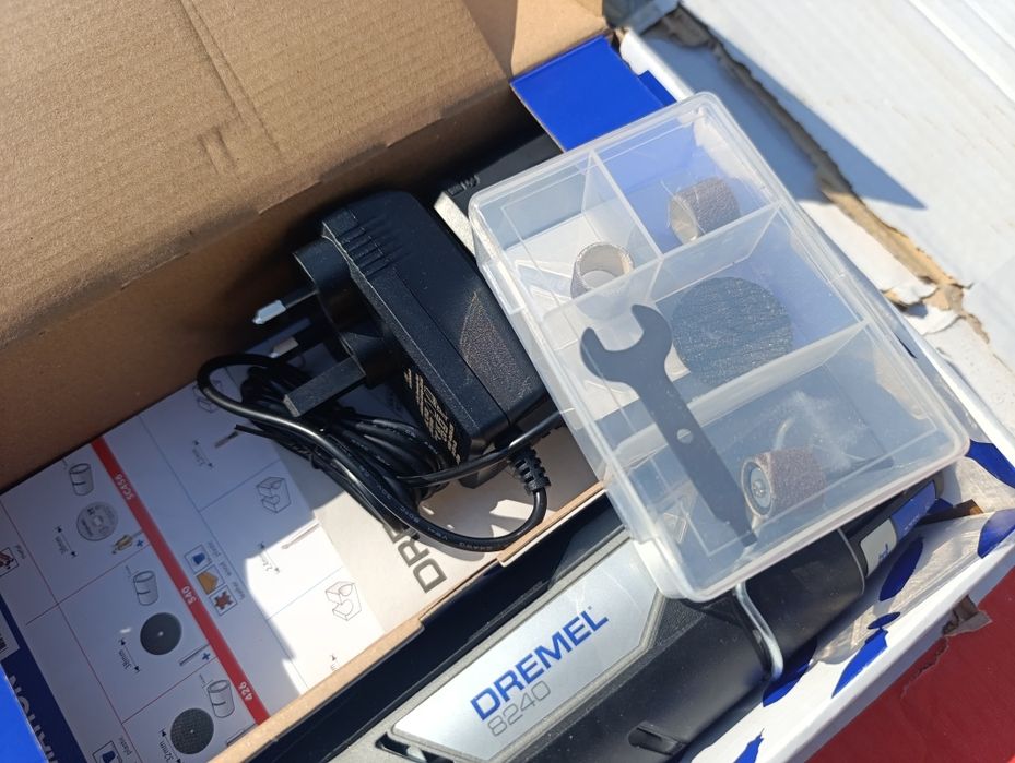Акумулаторен мултишлайф Дремел 8240 / Dremel 8240