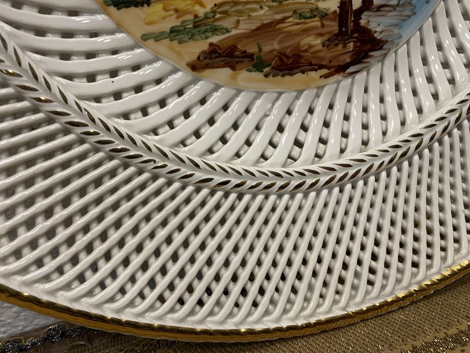 Порцеланово пано за стена с дупки