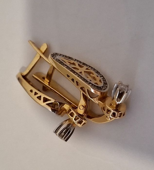 Продам золотые серьги с бриллиантами