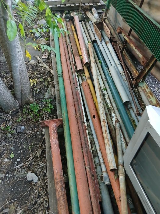 Продавам бетонни колове и винкели и тръби.