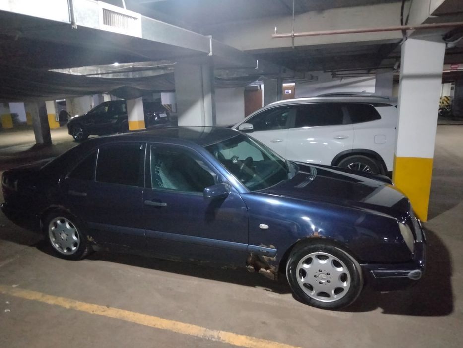 Автомобиль Mercedec-benz